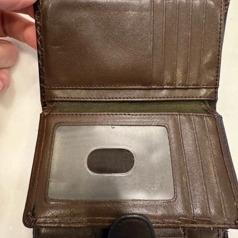 ROLFS Women’s Brown Leather Crocodile Embossed Wallet W/ Kiss Lock Coin Holder